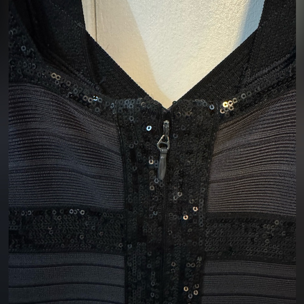 Herve Leger dress in xs . - Picture 3 of 4